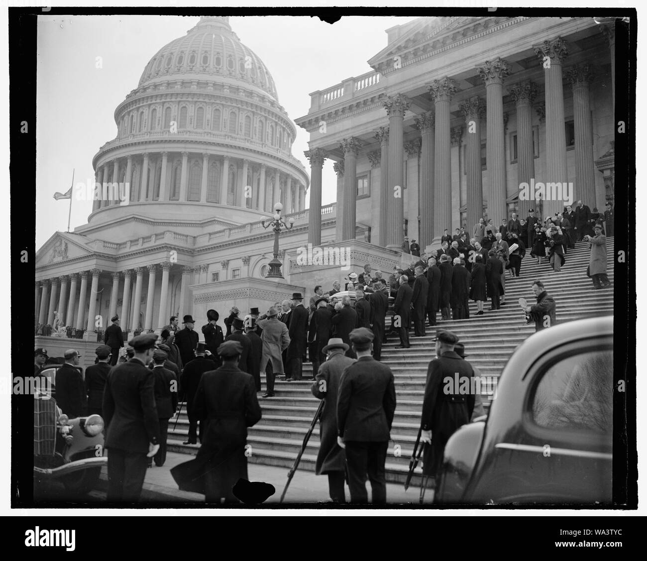 Corpo del veterano Illinois Senator lasciando Capitol per l'ultimo luogo di riposo. Washington, 12 aprile. Riti finali per il compianto senatore da Illinois, J. Ham Lewis, sono state condotte oggi in aula al Senato dove il corpo laici in stato. Il presidente Roosevelt, membri del gabinetto, U.S. La Corte suprema e i colleghi del Senato del compianto Senatore a cui hanno partecipato i servizi. Questa immagine mostra il corpo essendo portati dal Capitol. 4-12-39 Foto Stock
