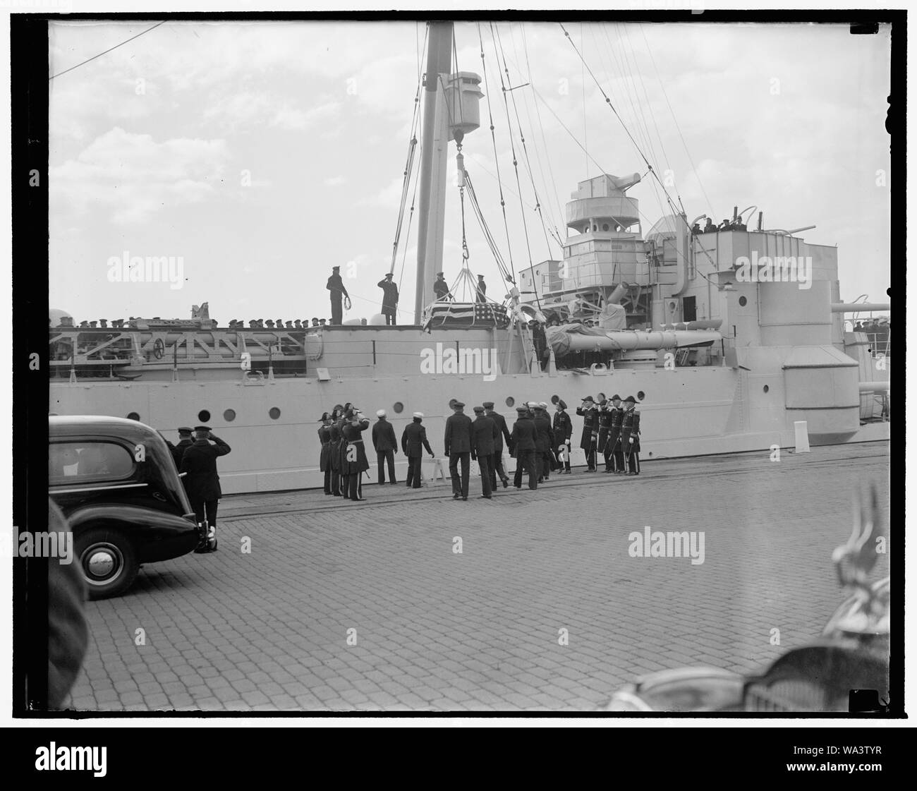 Corpo di U.S. Ambasciatore a Cuba arriva a Washington per la sepoltura. Washington D.C., dic. 11. Alti funzionari del Dipartimento di Stato sono stati al Navy Yard questa mattina a ricevere il corpo di J. Butler Wright, U.S. Ambasciatore di Cuba, come è arrivato a bordo della U.S. Cuiser Omaha. Ambasciatore Wright, morto a Cuba la scorsa settimana dopo una operazione, sarà sepolto nella cattedrale di Washington Foto Stock