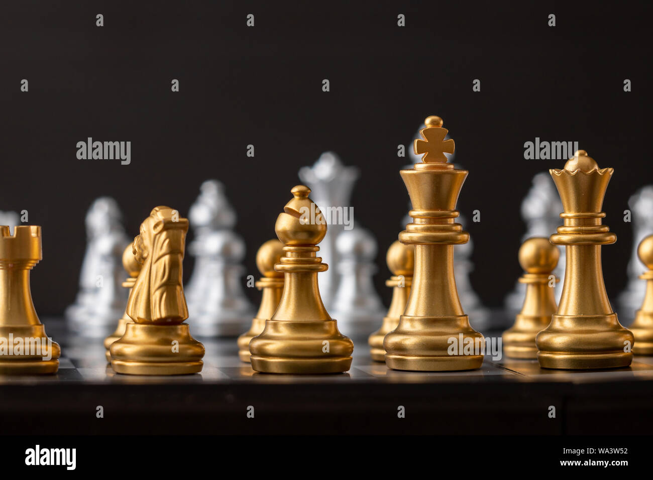 Oro e argento gruppo di scacchi sulla scheda Foto Stock