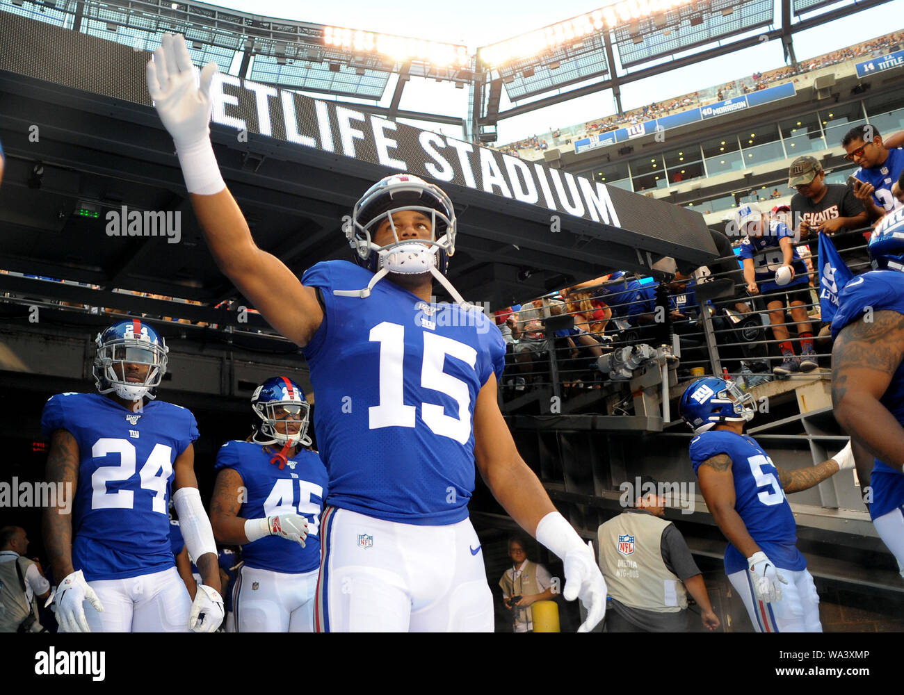 Agosto 16, 2019: Agosto 16, 2019 : New York Giants ricevente larga GOLDEN TATE III (15) schiaffi la mano di un ventilatore come i giocatori vengono fuori sul campo contro i Chicago Bears.Il gioco ha avuto luogo a Met Life Stadium, East Rutherford, NJ. (Credito Immagine: © Bennett CohenZUMA filo) Foto Stock