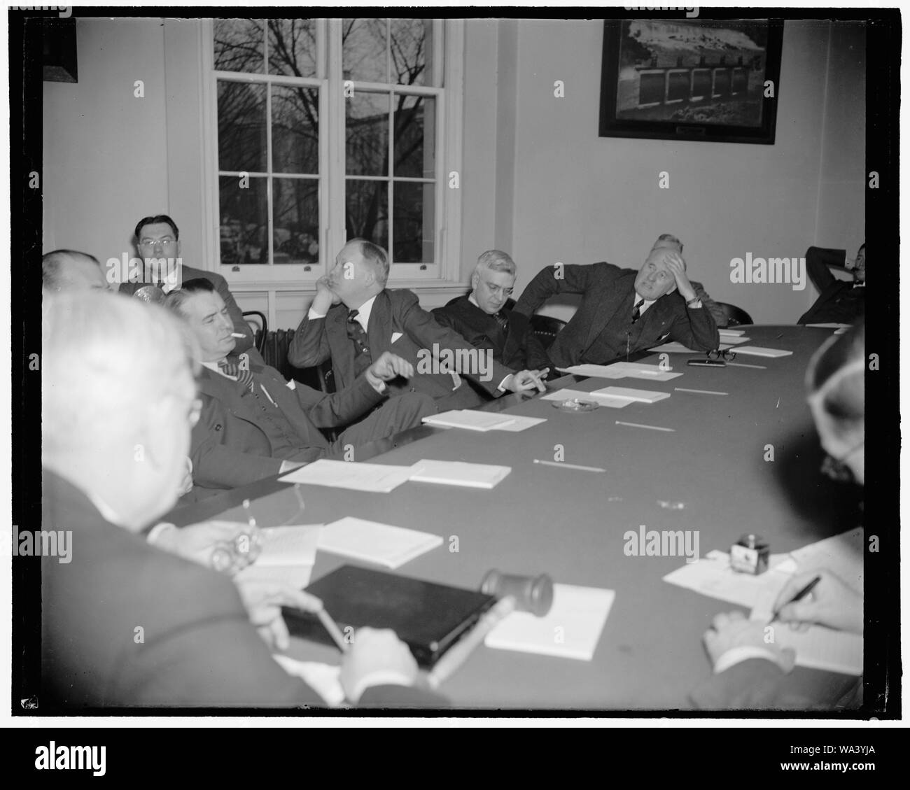 Annoiati membri del Congresso degli Stati Uniti. Washington, 30 marzo. Come un sordo audizione congressuale può essere indicato in questa foto fatte oggi poco prima della casa di irrigazione e di bonifica Comitato ha riferito favorevolmente una proposta di legge che autorizza il governo a estendere ulteriormente il sollievo per gli utenti dell'acqua sulla bonifica federale indiano e progetti di bonifica. In varie fasi di riposo sono, da sinistra a destra - Sost. Compton I. Bianco, presidente, e rep. Thomas D. Inverno - Karl E. Mundt - Henry C. Dworshak - J. Thorkelson -. Ad eccezione del presidente bianco, chi è un democratico, il resto del Solons sono i repubblicani. 3 Foto Stock