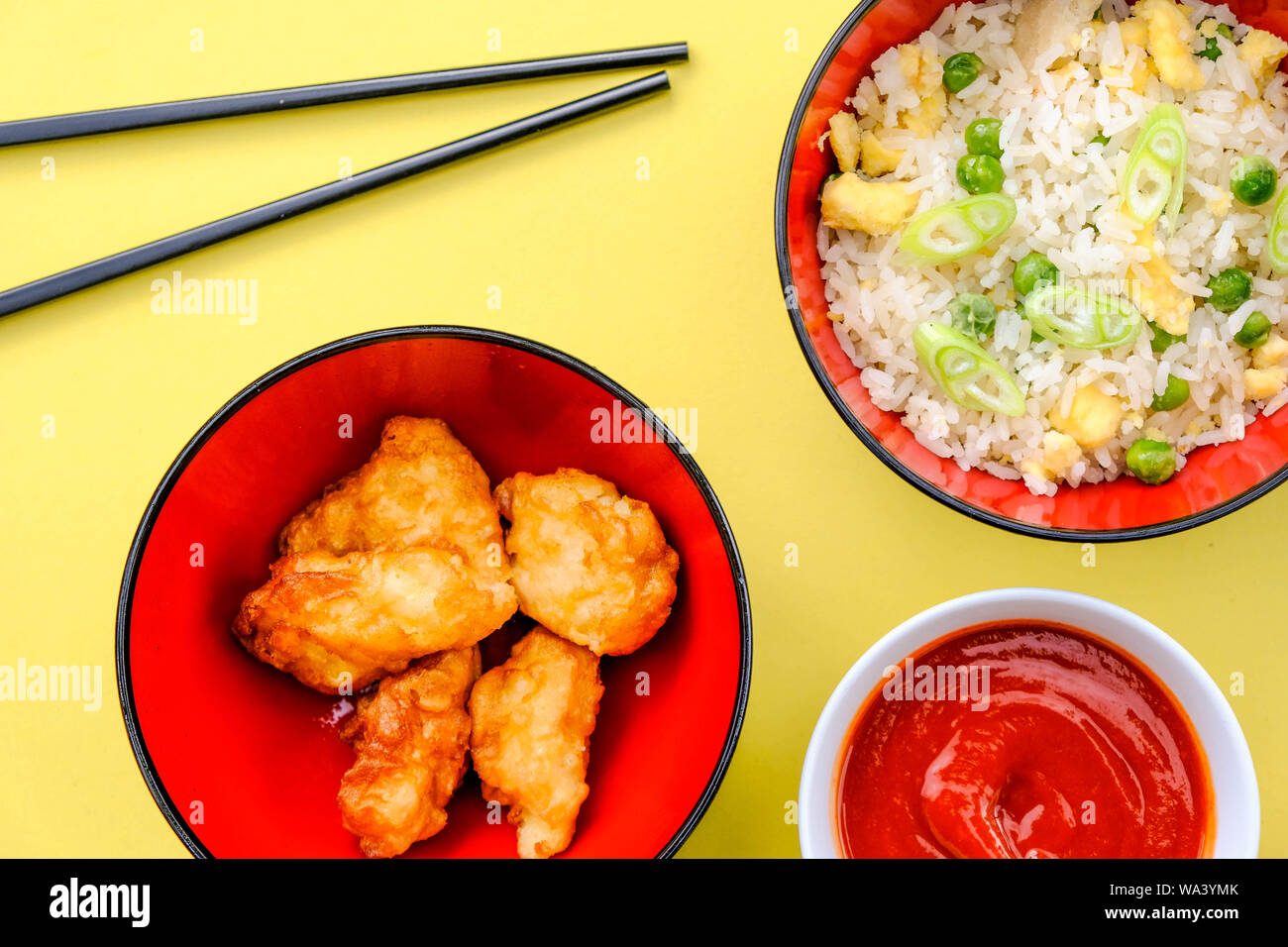 Stile cinese Agrodolce Pollo fritto con uova fritte di riso e verdure Foto Stock