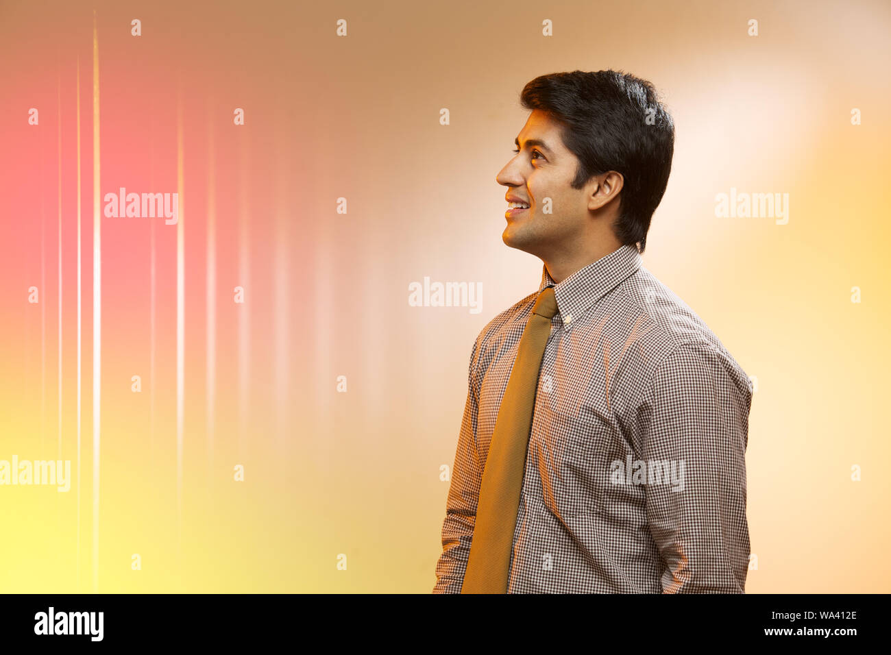 Uomo d'affari che guarda i flussi di luce e sorride Foto Stock