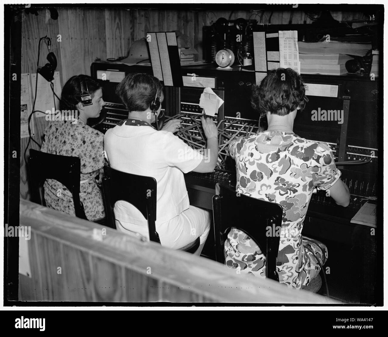 Boy Scout Jamboree Switchboard. Washington D.C Giugno 29. Boy Scout che frequentano i mondi Jamboree a Washington non ha problemi a chiamare mamma e Pop indietro home, gli operatori tre turni di lavoro di tre ciascuno sono in servizio giorno e notte per prendere cura dei 25.000 Boy Scout che parteciperanno al Jamboree. Foto Stock