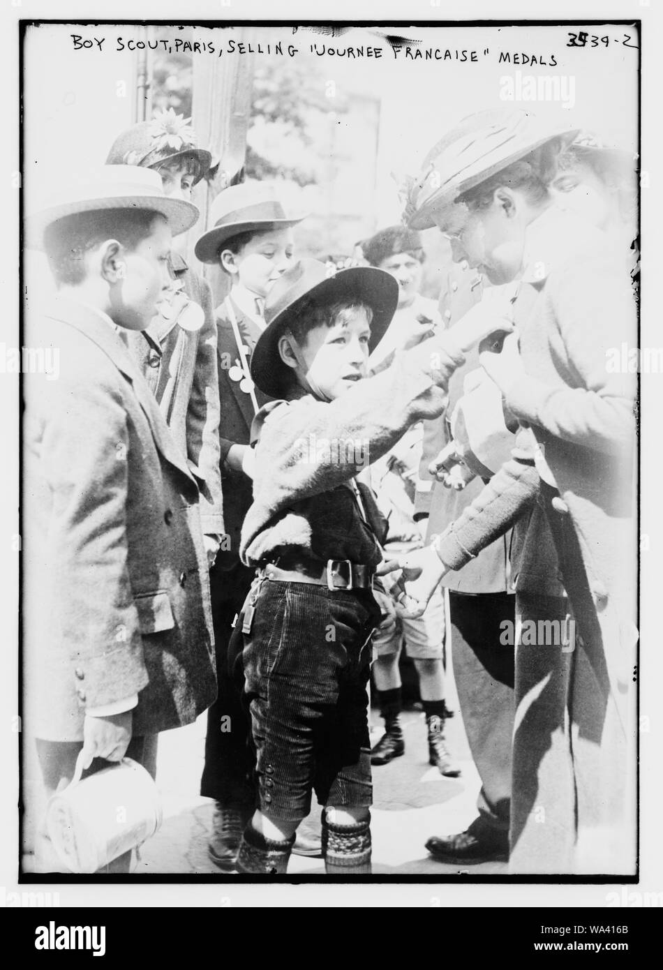 Boy Scout, Parigi, Vendita Journee Francaise medaglie Foto Stock