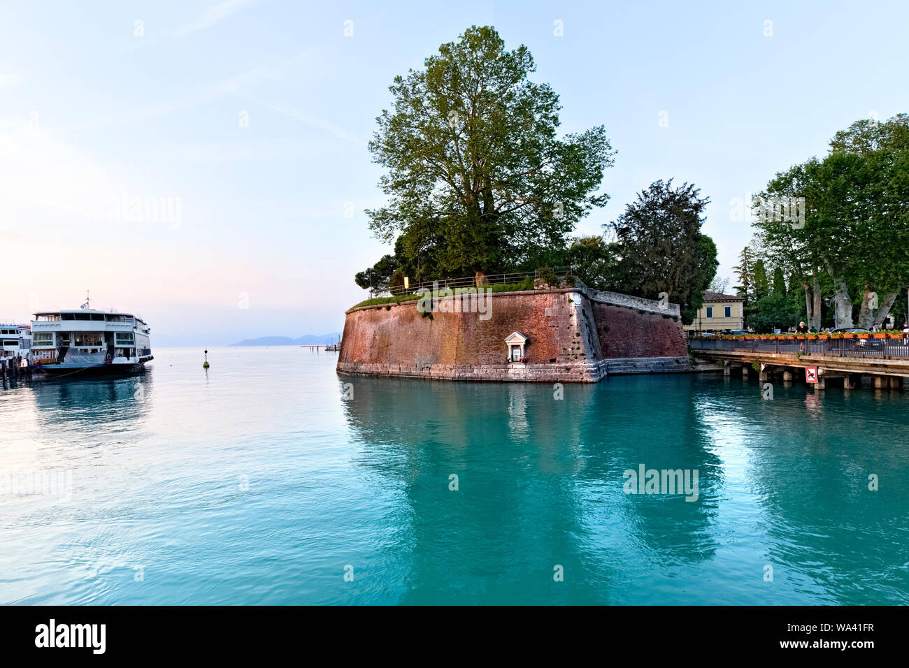 La fortezza di Peschiera del Garda fu costruito dalla Repubblica di Venezia: oggi è un sito Patrimonio Mondiale dell'UNESCO. Provincia di Verona, regione Veneto, Italia. Foto Stock