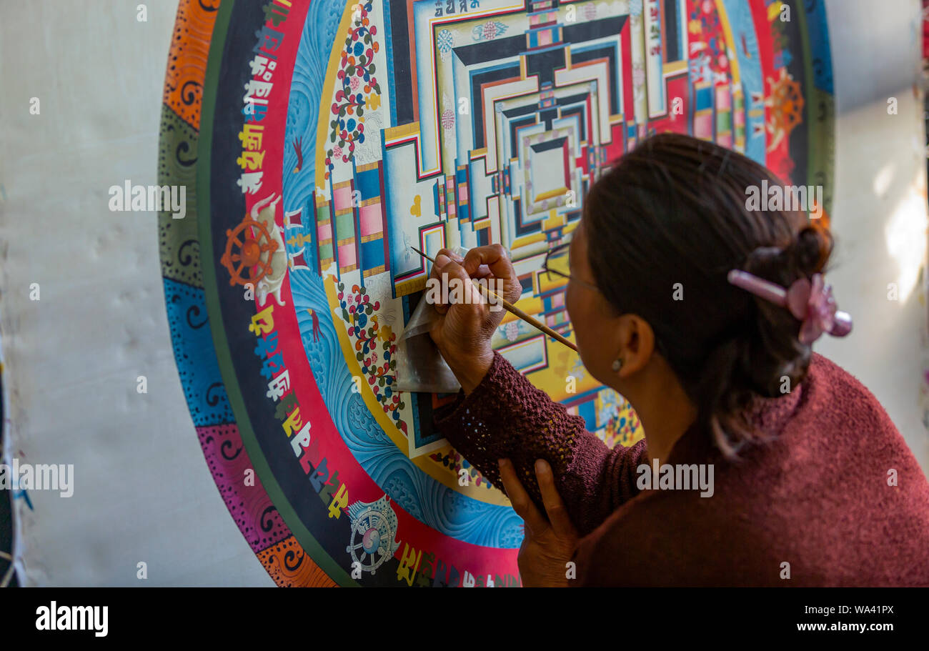 Kathmandu, Nepal: Novembre 02,2017: artisti nepalese pittura mandala in aMandala shop in Kathmandu Foto Stock