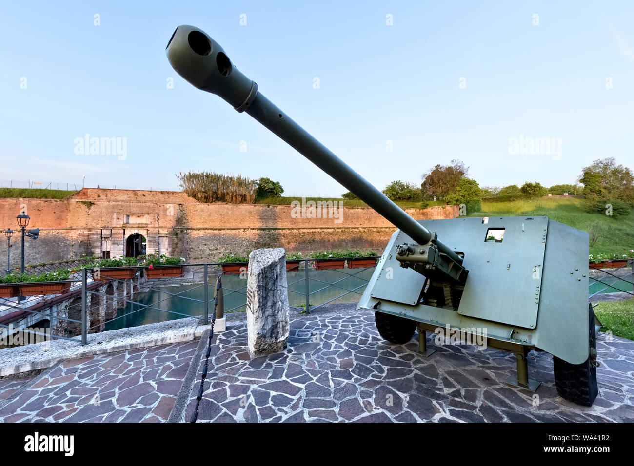 L'ingresso della Porta Brescia della fortezza di Peschiera del Garda. Provincia di Verona, Veneto, Italia, Europa. Foto Stock