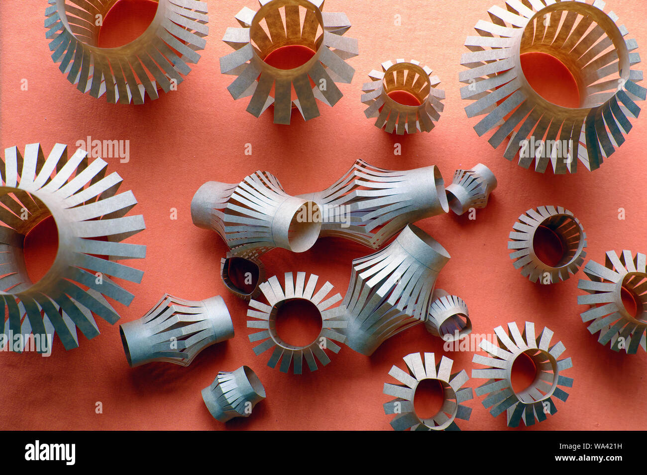 Gruppo di fatti a mano lanterne di carta per metà autunno ornamento su sfondo arancione Foto Stock