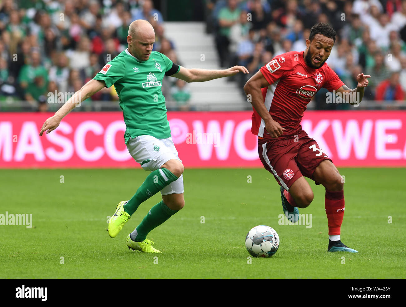 Bremen, Germania. 17 Ago, 2019. Calcio: Bundesliga, Werder Bremen - Fortuna Düsseldorf, 1° giornata. Werders Davy Klaasen (l) combatte Fortunas Lewis Baker per la palla. Credito: Carmen Jaspersen/dpa - NOTA IMPORTANTE: In conformità con i requisiti del DFL Deutsche Fußball Liga o la DFB Deutscher Fußball-Bund, è vietato utilizzare o hanno utilizzato fotografie scattate allo stadio e/o la partita in forma di sequenza di immagini e/o video-come sequenze di foto./dpa/Alamy Live News Foto Stock