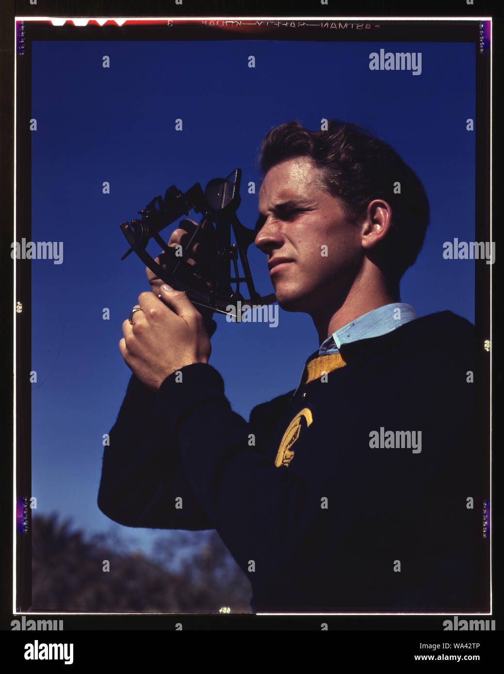 Ragazzi addestrati nei fondamenti della navigazione possono diventare tecnici al servizio dell'esercito, Los Angeles, California. Thomas Graham, membro della vittoria Corps presso il Politecnico di alta scuola, è quello di imparare a usare un sestante per determinare la longitudine e la latitudine Foto Stock