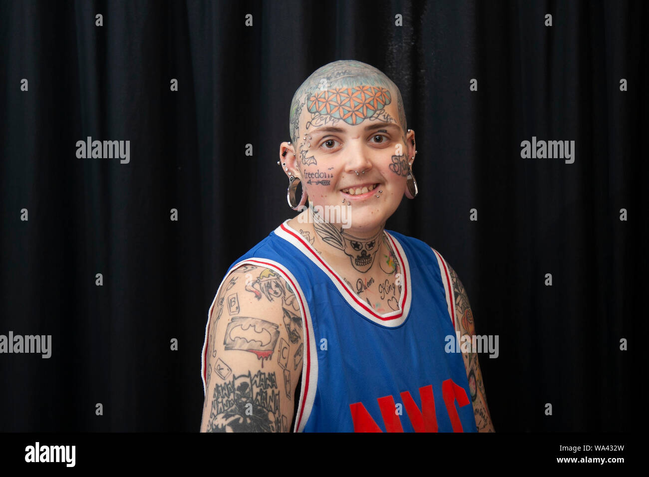 Aiden-lee Dawson (MR) con testa calva, occhi tatuati e piercing; Tatcon  tatuaggio festival apre a Blackpool. Tatcon Blackpool è un evento che si  tiene dal 16 al 18 agosto 2019 presso il