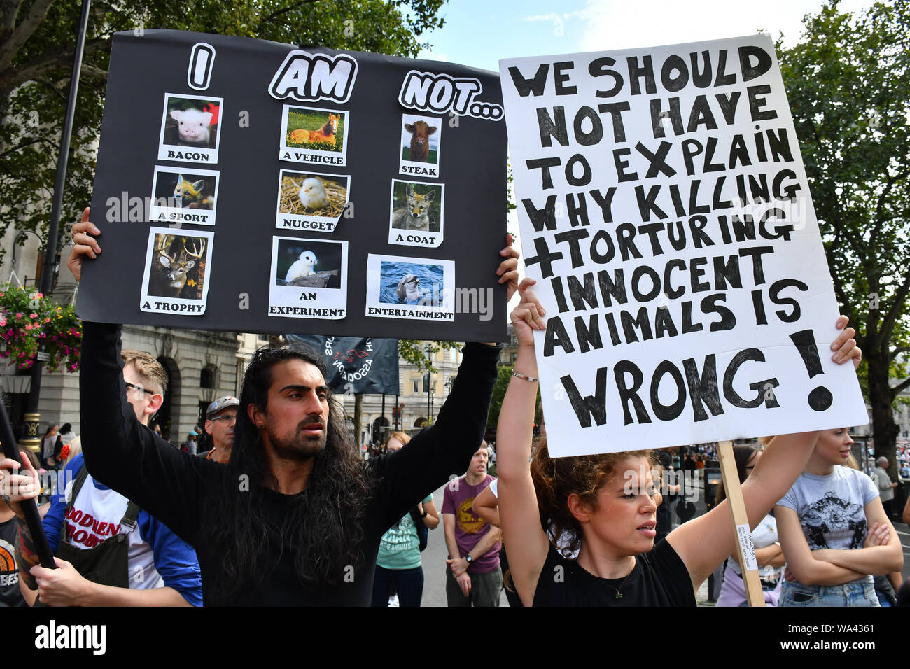 Charing Cross di Londra, Regno Unito. 17 ago 2019. Vegan attivisti della ribellione animale sitin e blocco Charing Cross, il 17 agosto 2019, Londra, UK Credit: capitale dell'immagine/Alamy Live News Foto Stock