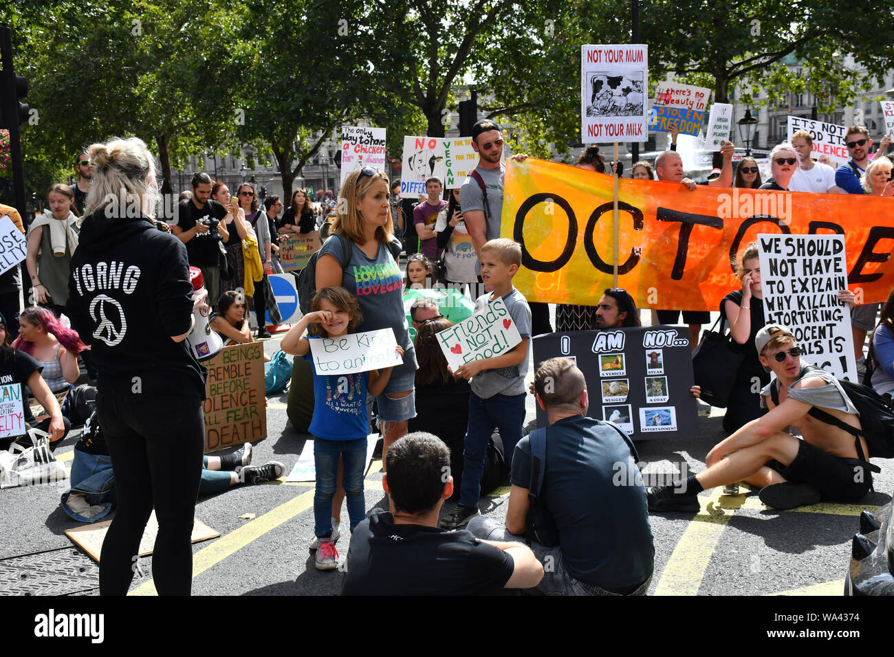 Charing Cross di Londra, Regno Unito. 17 ago 2019. Vegan attivisti della ribellione animale sitin e blocco Charing Cross, il 17 agosto 2019, Londra, UK Credit: capitale dell'immagine/Alamy Live News Foto Stock