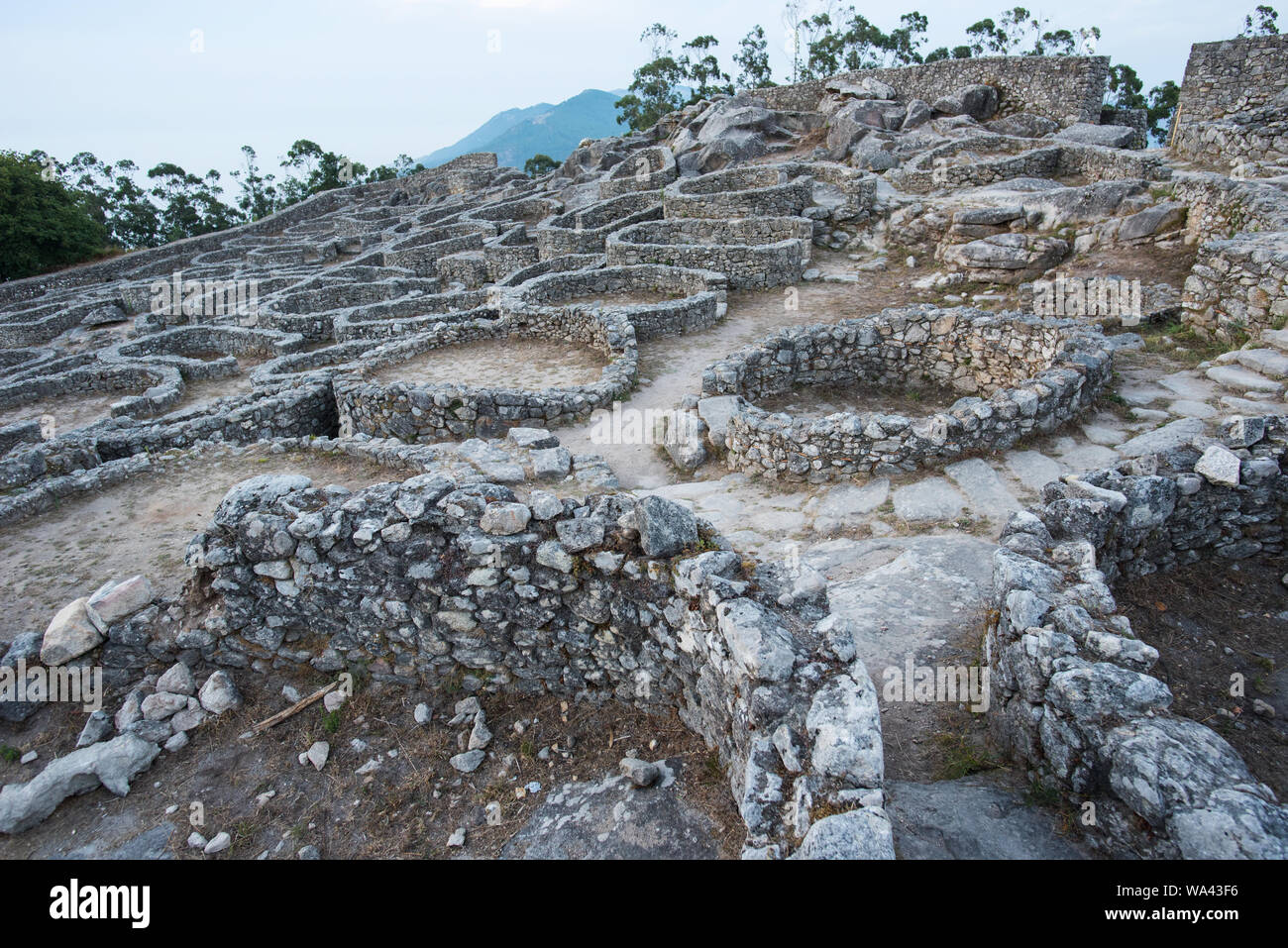 Il vecchio famoso villaggio celtico Castro de Santa Tecla in Galizia vicino al confine con la Portugel al fiume Mino Foto Stock