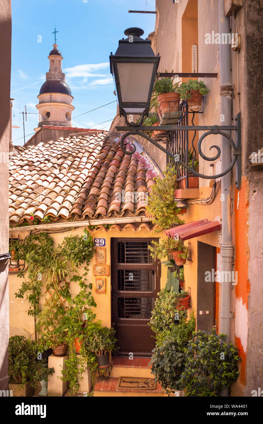 Attraente e bella architettura tra i vicoli della città vecchia di Mentone in Costa Azzurra nel sud della Francia Foto Stock