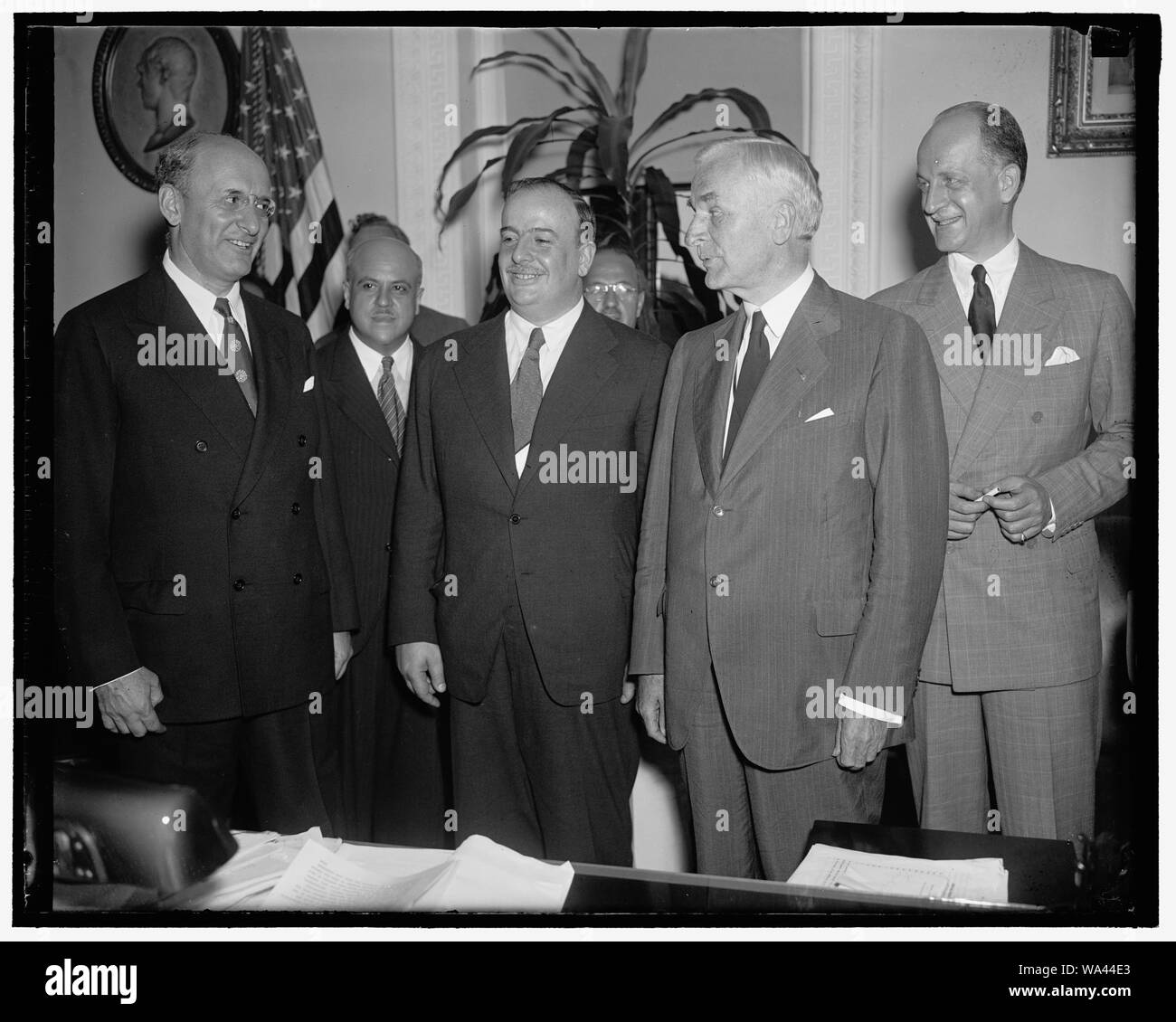 Il Brasile segni bold ACCORDO CON GLI STATI UNITI Washington D.C. Luglio 15. In Brasile, attraverso il suo ministro delle Finanze Arthur de Souza Costa, hanno firmato un accordo finanziario con gli Stati Uniti oggi. Esso era inteso a coinvolgere il brasiliano gli acquisti di oro da parte degli Stati Uniti per l'importo di $50.000.000 a fini di scambio e di stabilizzazione come riserve per un proposto il Brasile banca centrale. Questa foto fatta presso il Dipartimento di Stato mostra da sinistra a destra: Segretario del Tesoro Morgenthau, Arthur De Souza, Segretario scafo e il Sottosegretario di Stato Sumner Welles. 7/15/37 Foto Stock