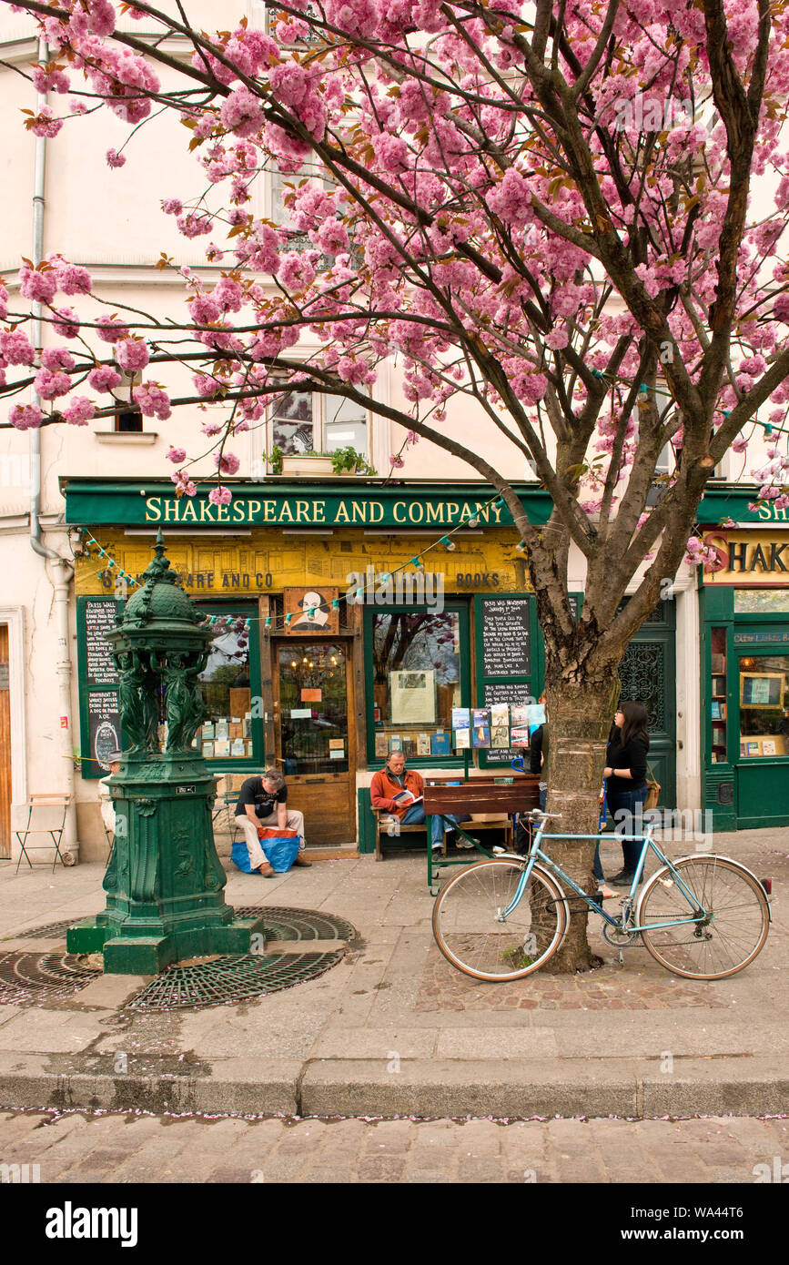 Famoso in lingua inglese libreria Shakespeare and Company. Parigi, Francia Foto Stock