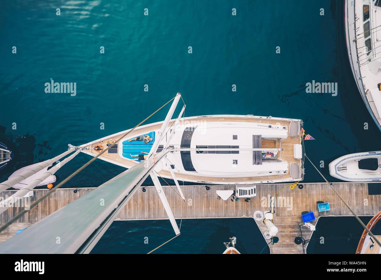 Un overhead shot di una barca a vela ormeggiata nella baia di San Diego Foto Stock