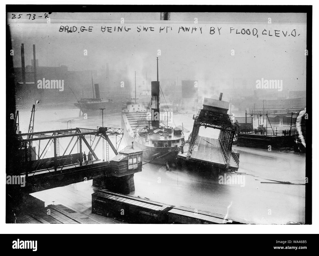 Ponticello essendo spazzato via da un alluvione - Cleveland Foto Stock