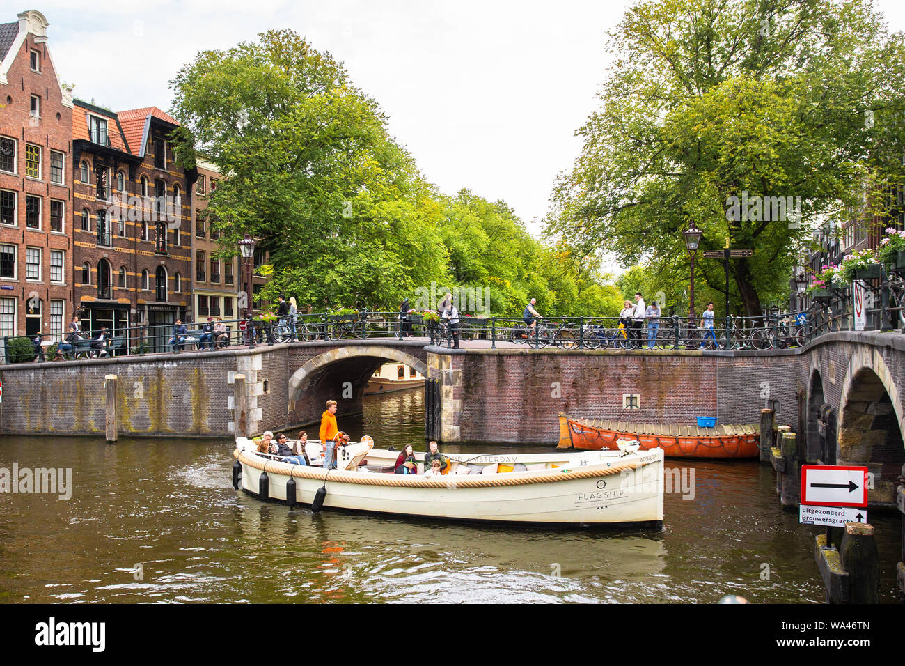 AMSTERDAM, Paesi Bassi - 31 agosto 2018: scene di strada da Amsterdam in un giorno di estate con persone reali, in barca sul canale e architettura. Foto Stock