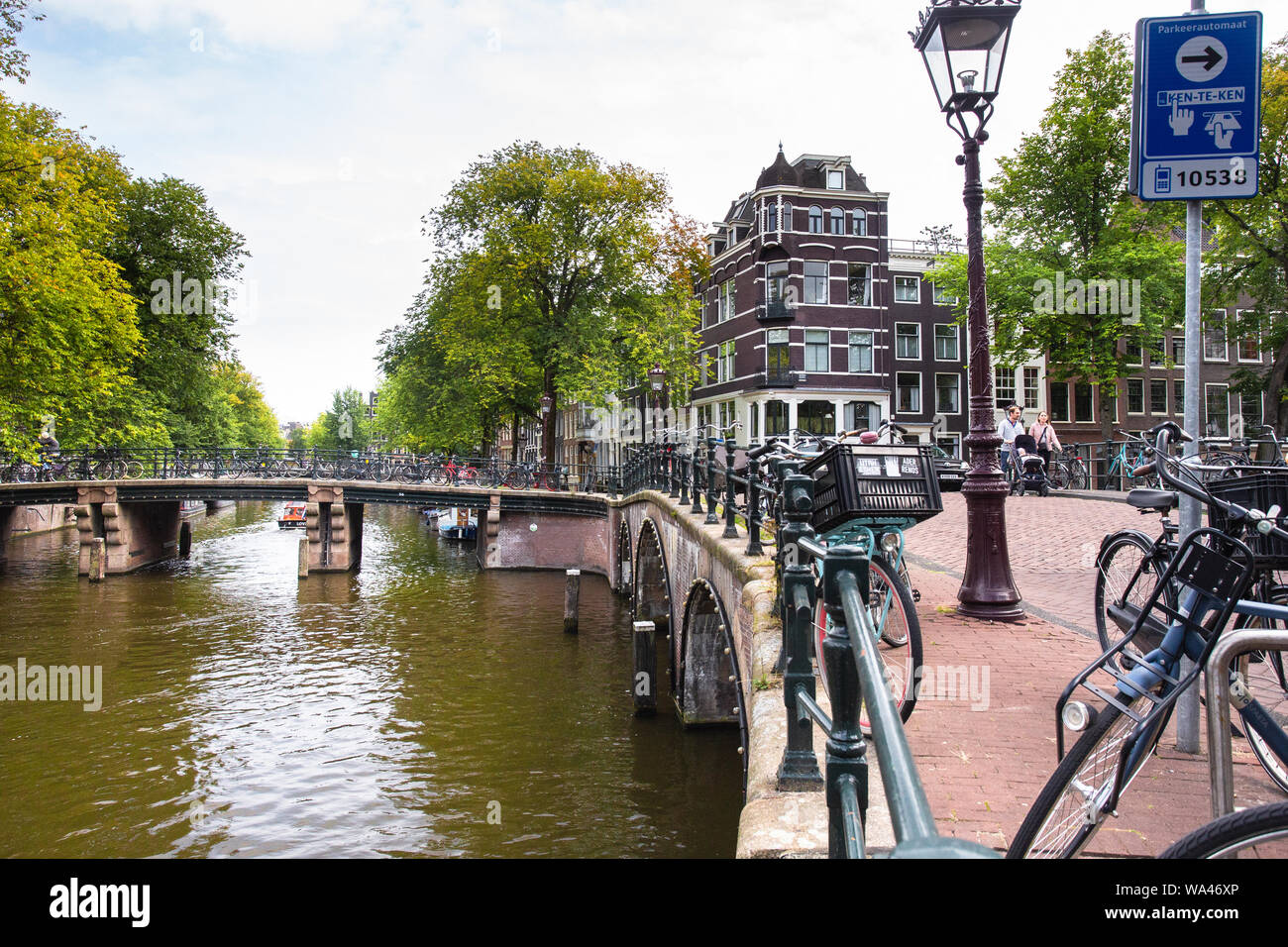 AMSTERDAM, Paesi Bassi - 31 agosto 2018: scene di strada da Amsterdam in un giorno di estate con persone reali, canal e architettura. L Foto Stock