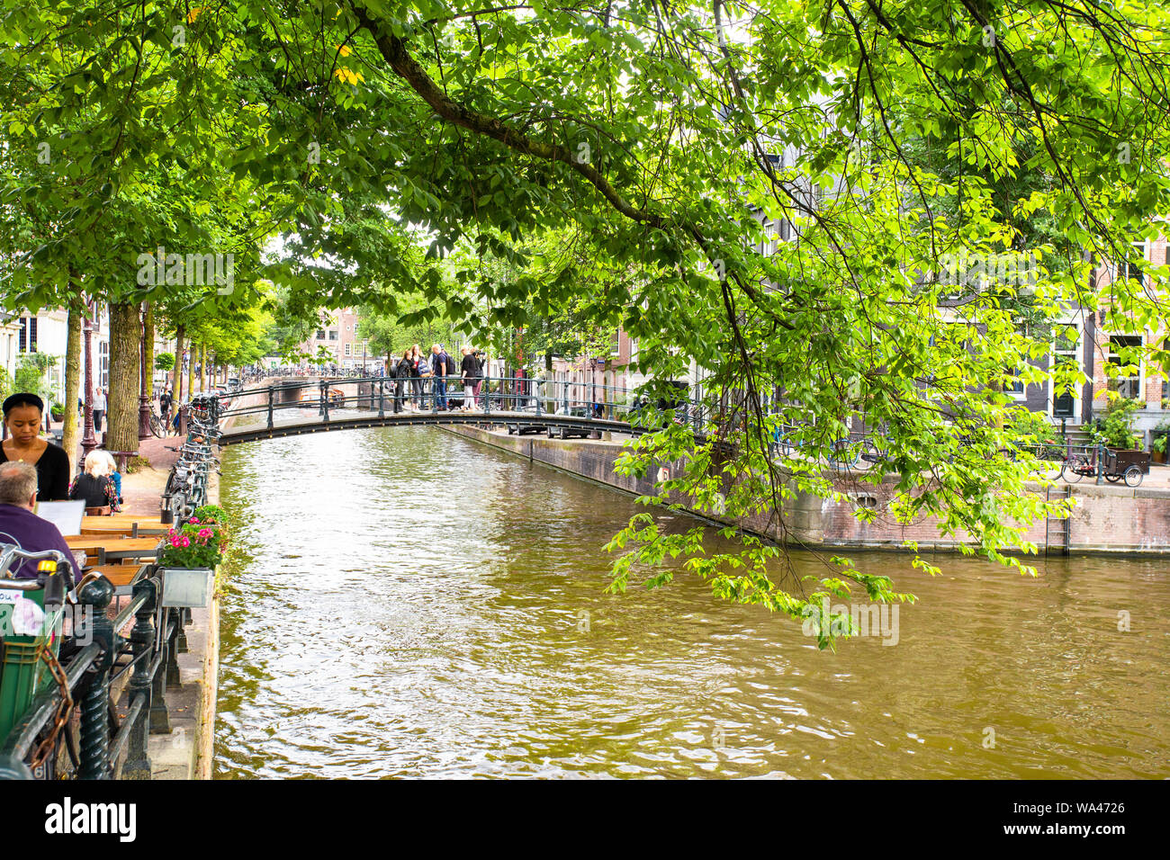 AMSTERDAM, Paesi Bassi - 31 agosto 2018: scene di strada da Amsterdam in un giorno di estate con persone reali, canal e architettura. Foto Stock