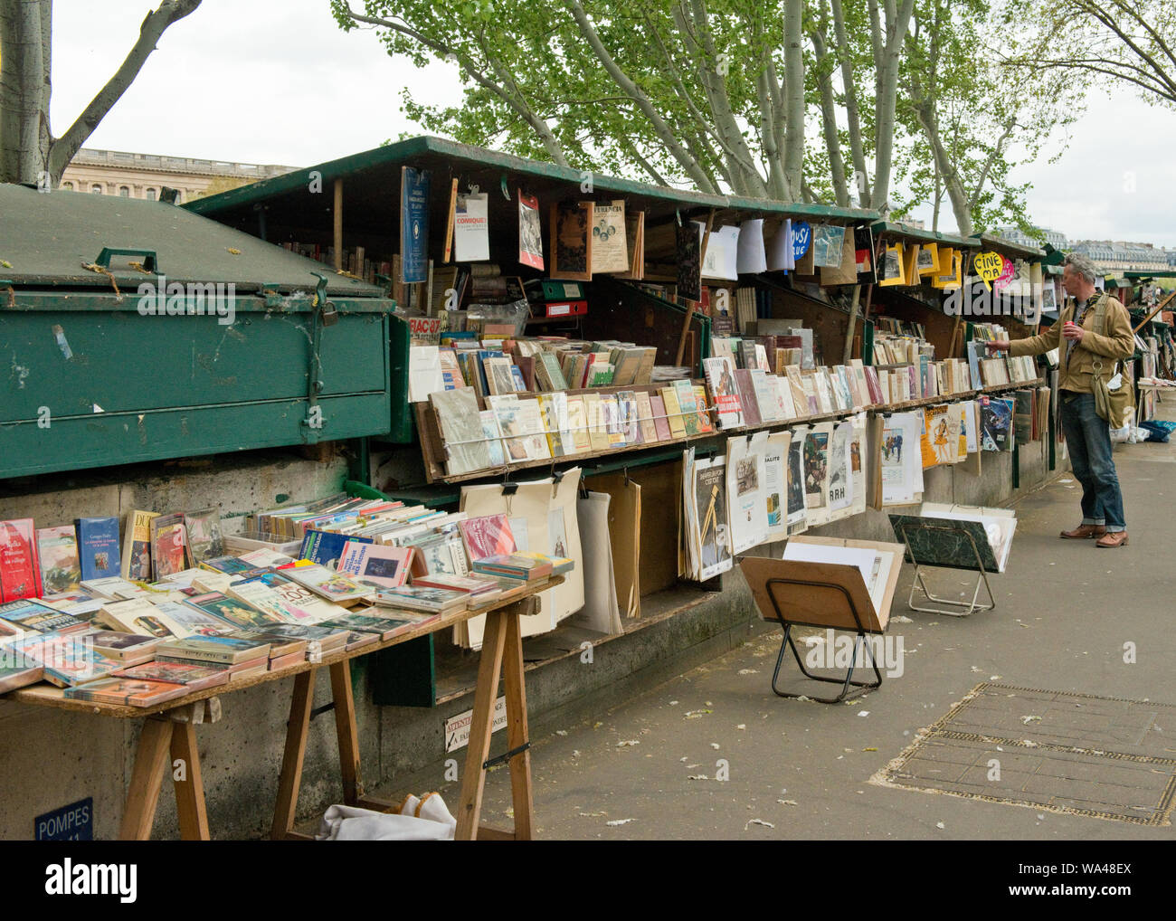 Il francese di seconda mano negozi di libri lungo le rive del Fiume Senna, centrale di Parigi, Francia Foto Stock