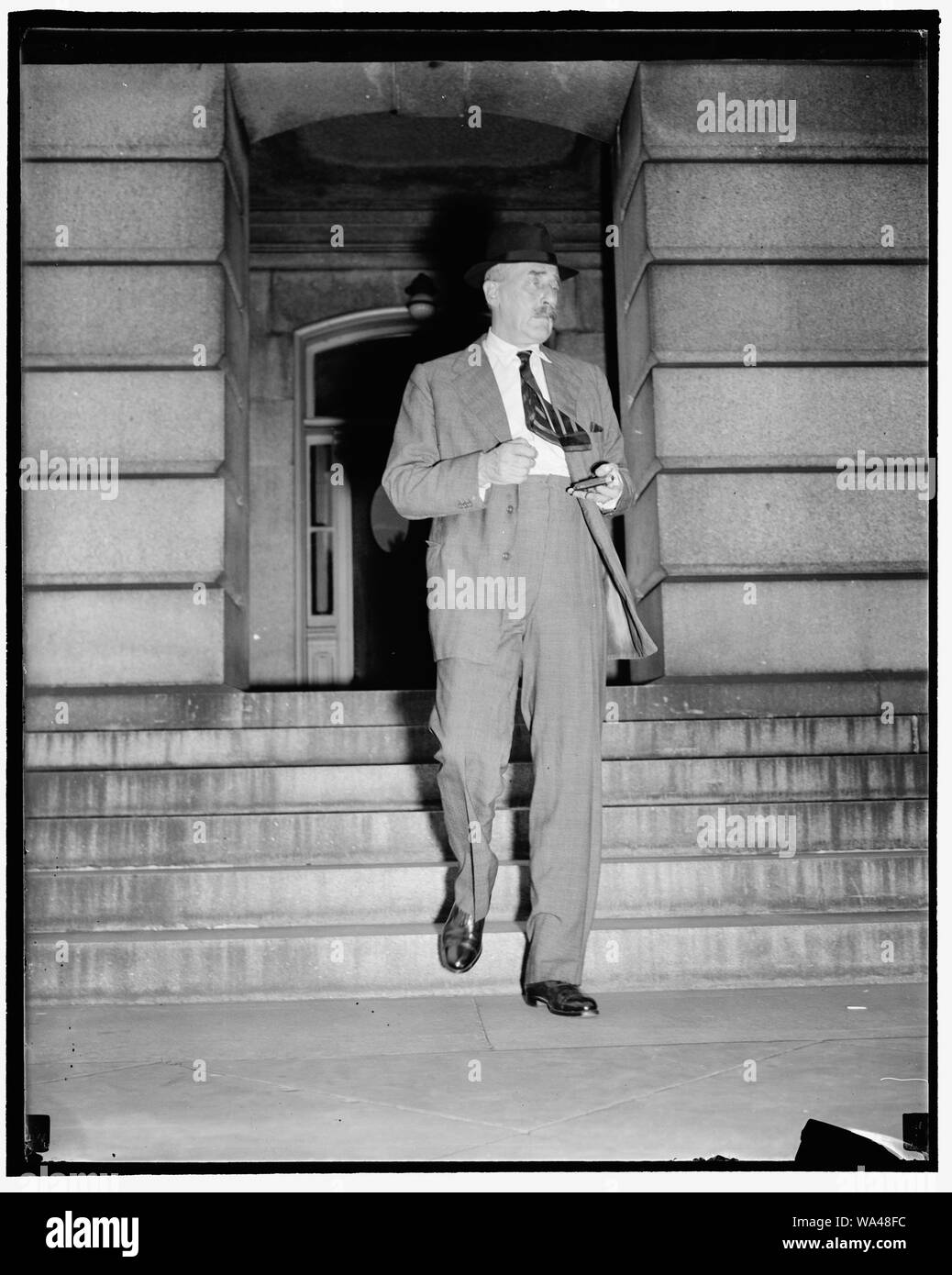 Ambasciatore britannico conferisce con il Segretario di Stato Hull. Washington D.C., Sett. 27. Sir Ronald Lindsay, Ambasciatore britannico presso gli Stati Uniti, lasciando che il Dipartimento di Stato oggi dopo aver discusso la situazione internazionale con il Segretario di Stato Cordell Hull Foto Stock