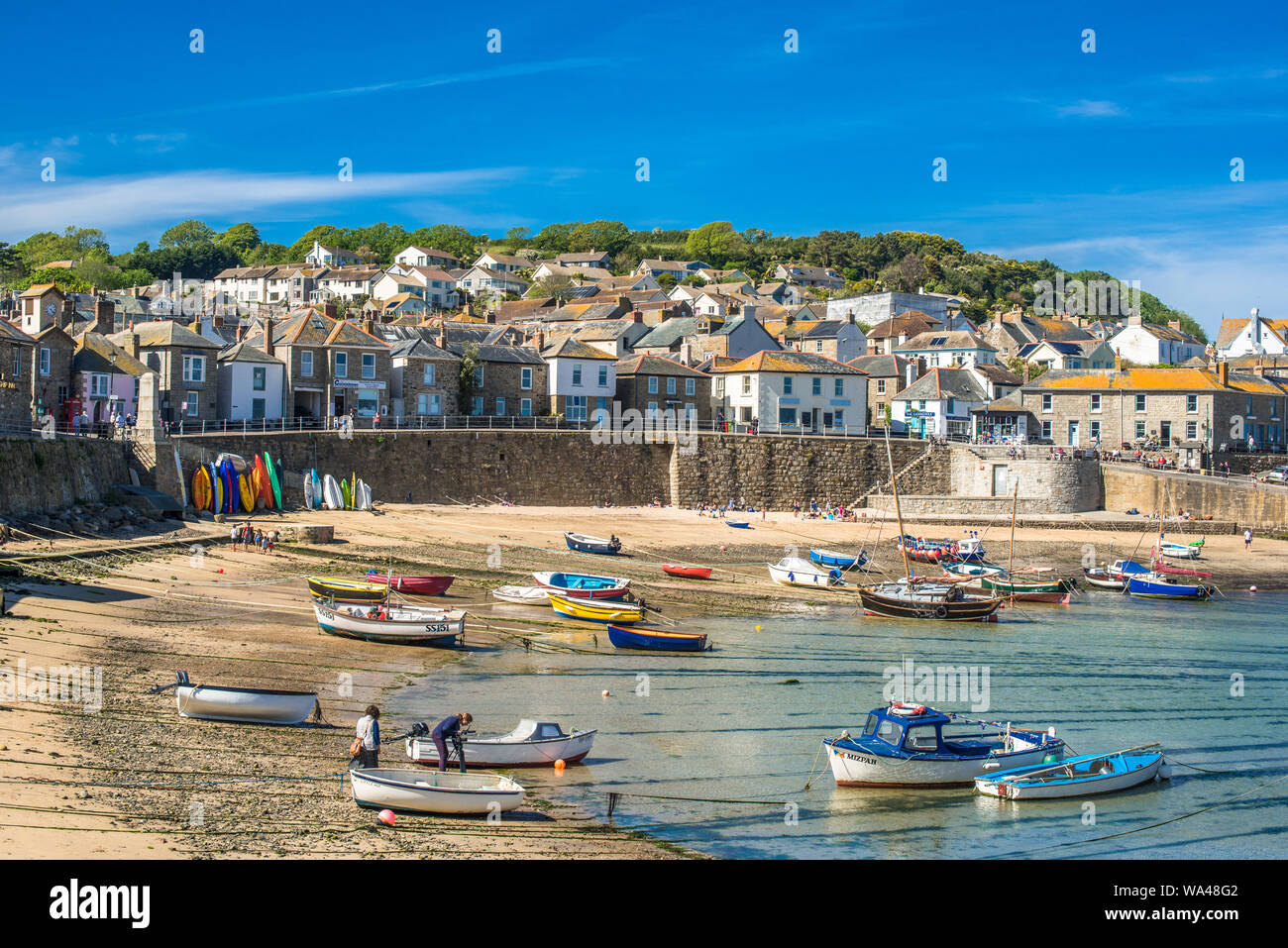 Piccole barche da pesca nel porto di Mousehole Cornwall Inghilterra GB UK EU Europe Foto Stock