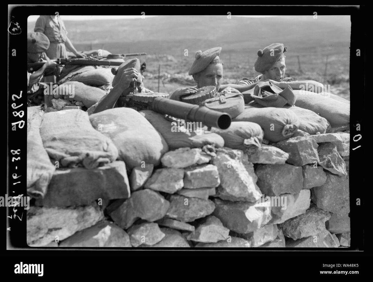 British accampamento militare a KLM. 41, Lubban-Nablus Rd. Le truppe britanniche sul posto di osservazione con fucili a canna rigata, macchina-gunes & flare-luci, close-up Foto Stock