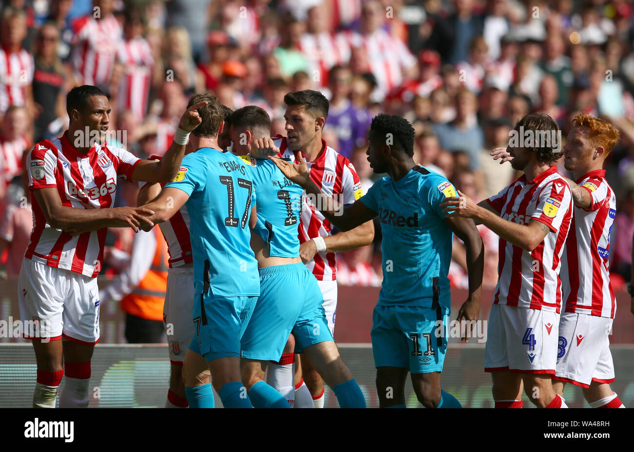 I giocatori si scontrano dopo Derby County's Florian Jozefzoon imbrattata Stoke City's Tom Ince durante il campionato Skybet corrispondono a Bet365 Stadium, Stoke. Foto Stock