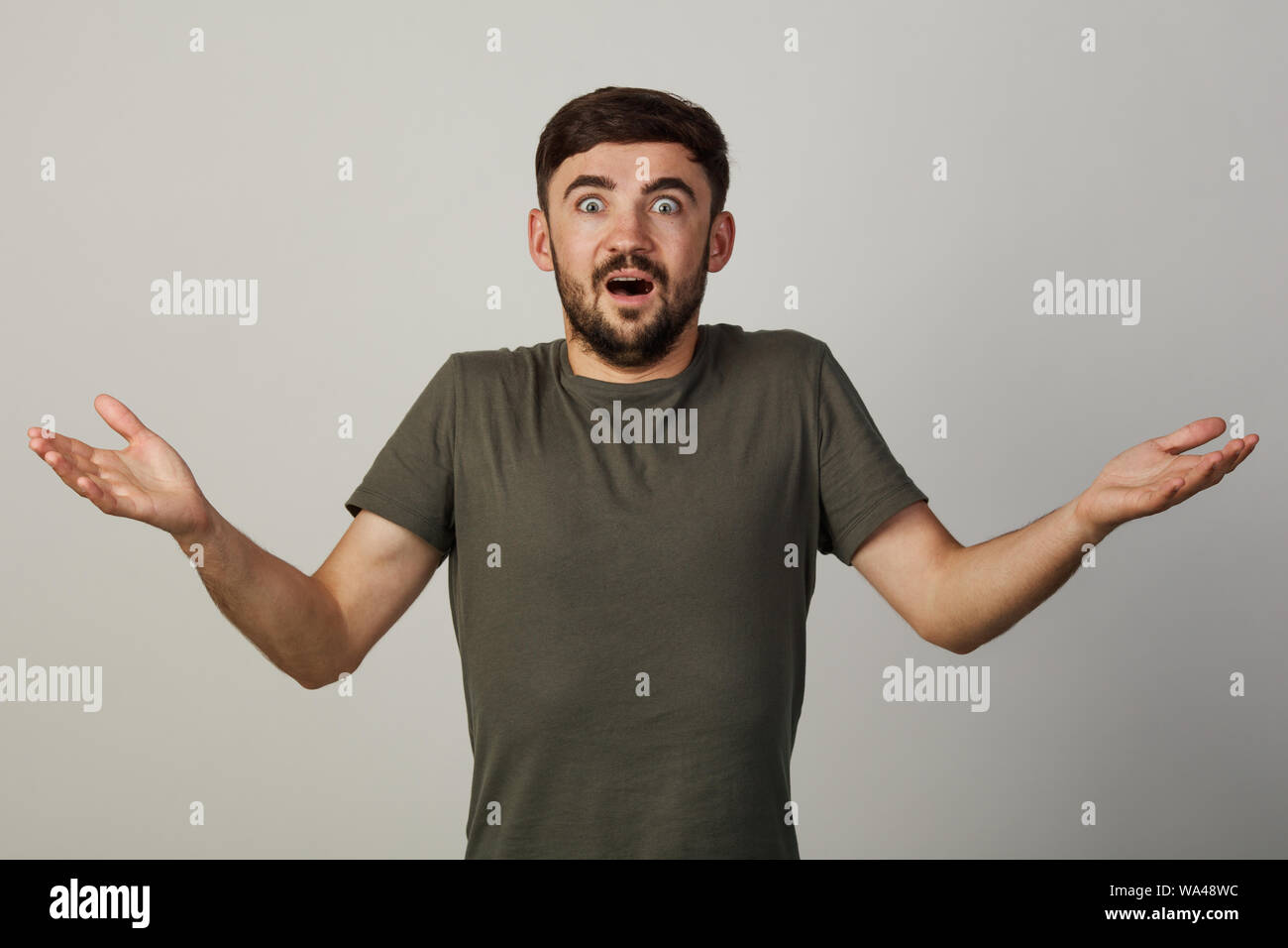 Giovane ragazzo sceglie una professione. Non so cosa scegliere Foto Stock