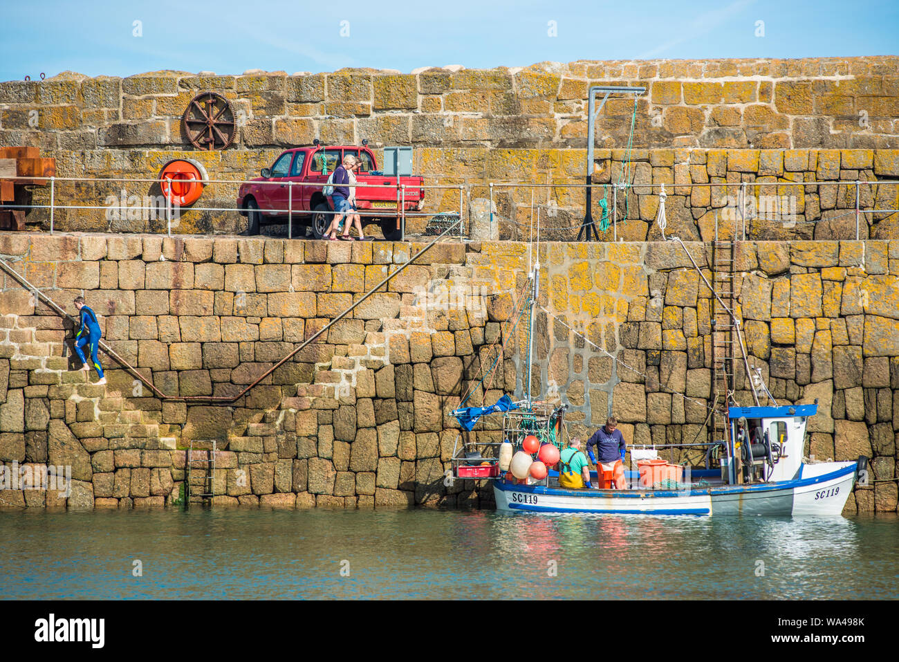 Piccole barche da pesca nel porto di Mousehole Cornwall Inghilterra GB UK EU Europe Foto Stock