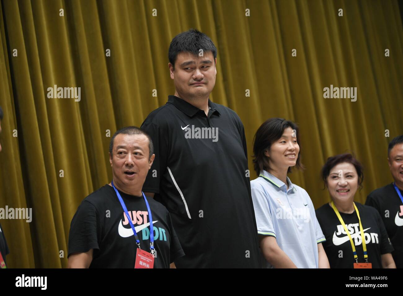 Yao Ming, il più alto, insegna poco basketballers al Yao-Foundation sponsorizzato il basket concorrenza in Tongren city, a sud-ovest della Cina di Guizhou, 16 agosto 2019. Yao Ming, una pallacanestro cinese executive e pensionati basketballplayer professionale, e sua moglie Li Ye, Cinese di un giocatore di pallacanestro professionale, mostra e scattare foto con oltre 400 poco i giocatori di basket della Yao-Foundation sponsorizzato il basket concorrenza, che è composto di squadre da domestico speranza scuole primarie, in Tongren city, a sud-ovest della Cina di Guizhou, 16 agosto 2019. Foto Stock