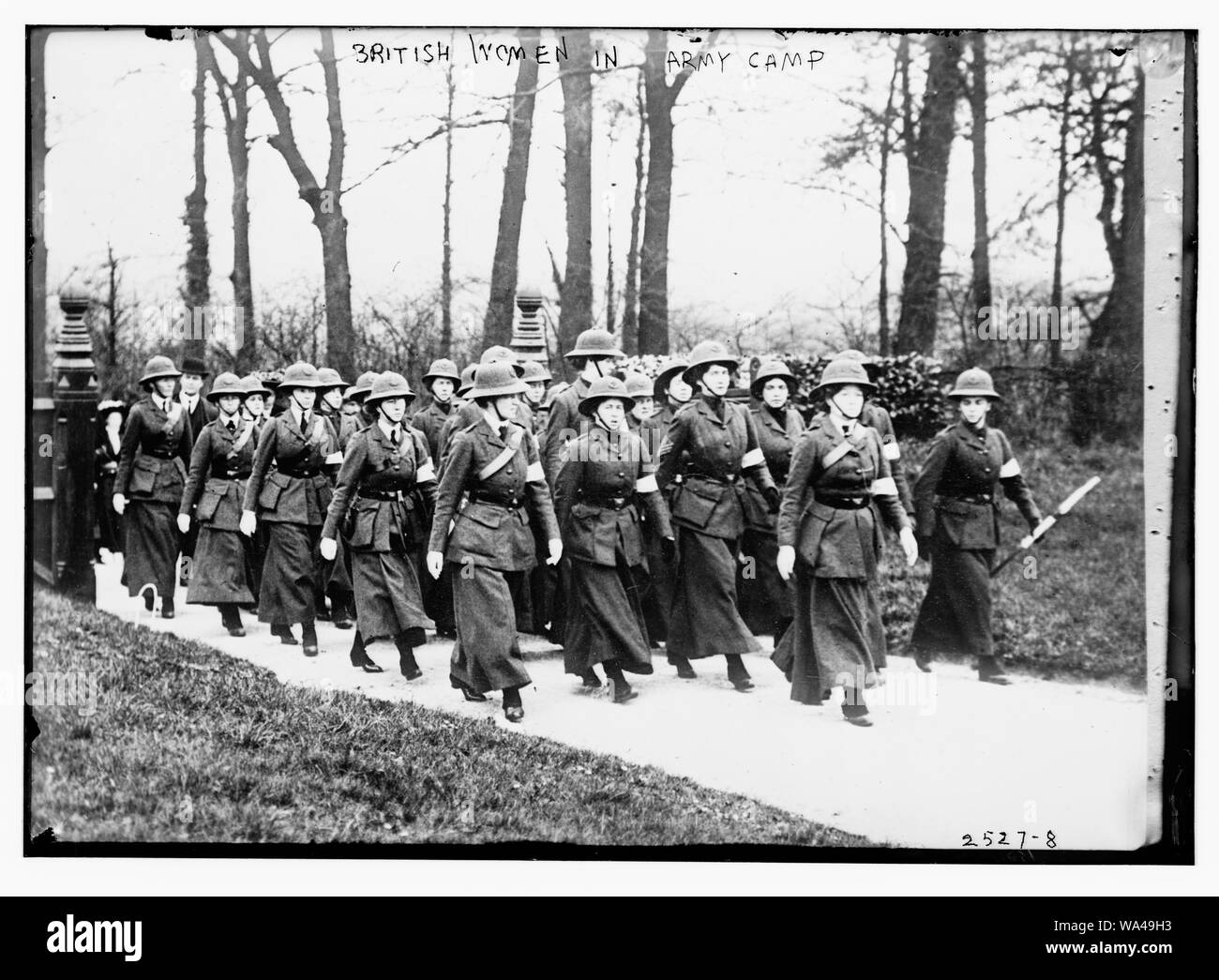 Le donne inglesi nel campo dell'esercito Foto Stock