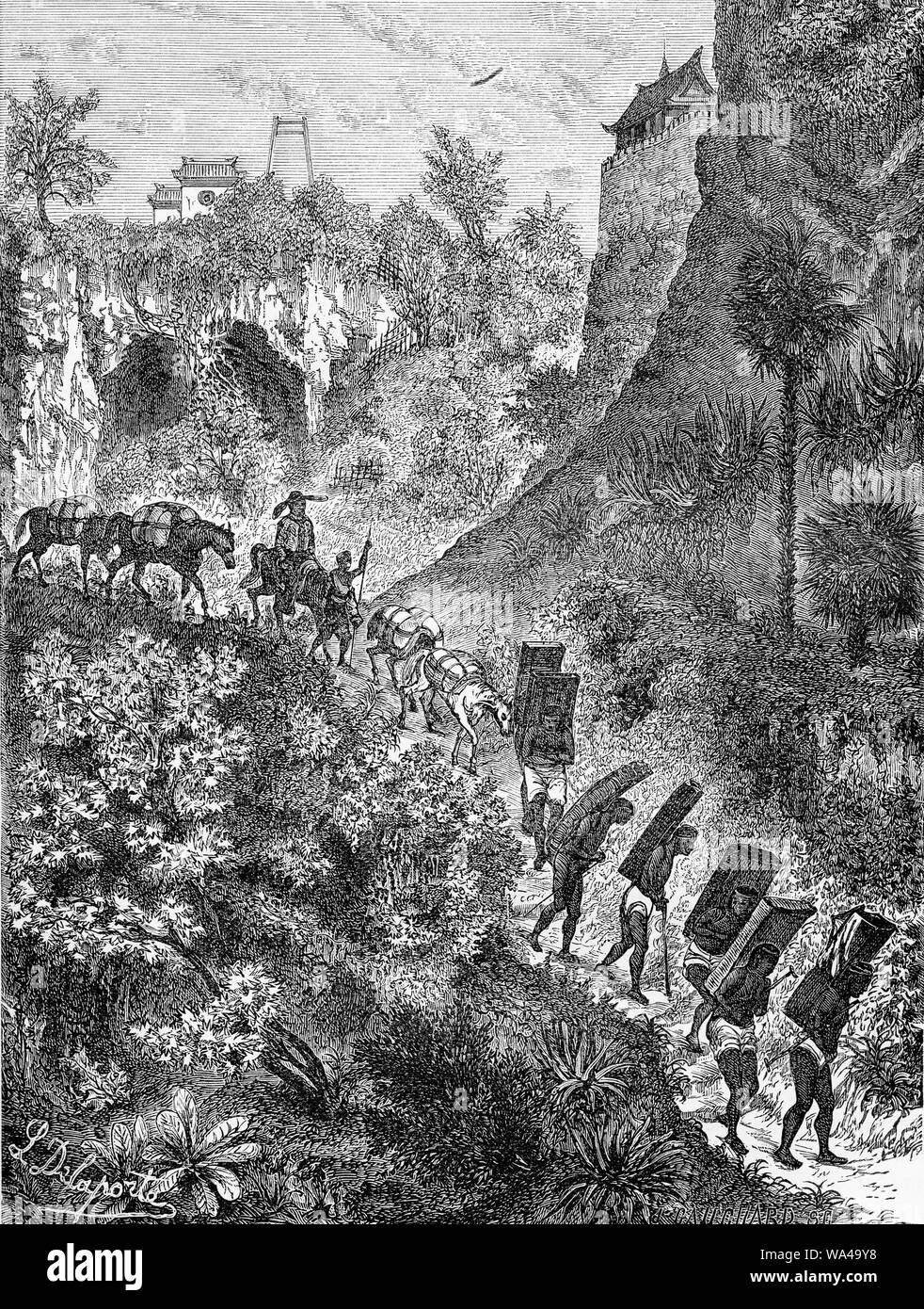 Il trasporto delle merci dal piede in Yunnan una delle province più povere della Cina, con difficoltà di collegamenti di trasporto a causa della montagna e terreno rotto Foto Stock