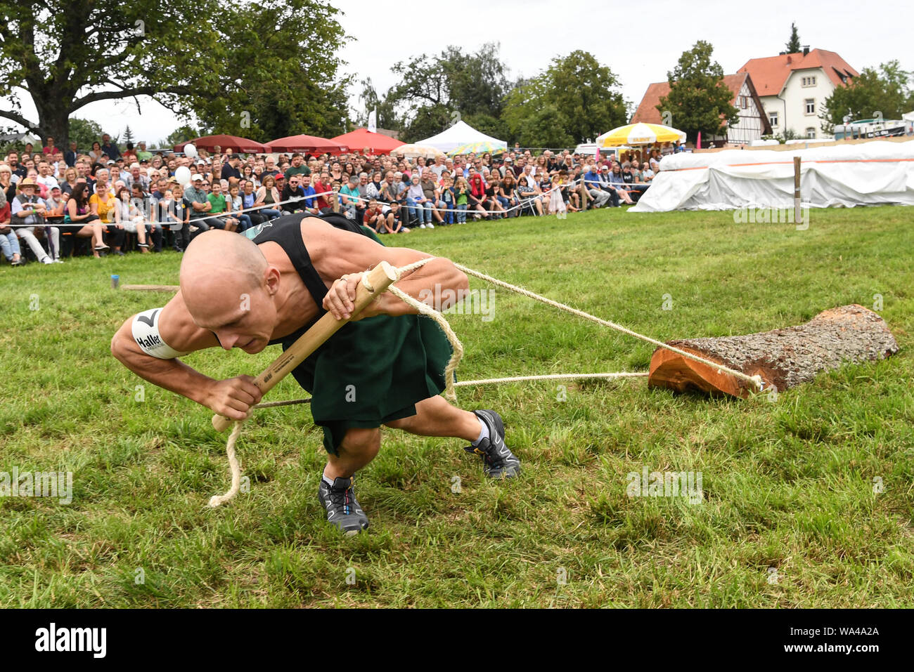 Wilhelmskirch, Germania. 17 Ago, 2019. Un partecipante del 'Oberschwäbischen Highländgames' tira un tronco di albero. Squadre di tutta la Germania meridionale si sono incontrati per mettere alla prova la loro resistenza a giochi. Credito: Felix Kästle/dpa/Alamy Live News Foto Stock