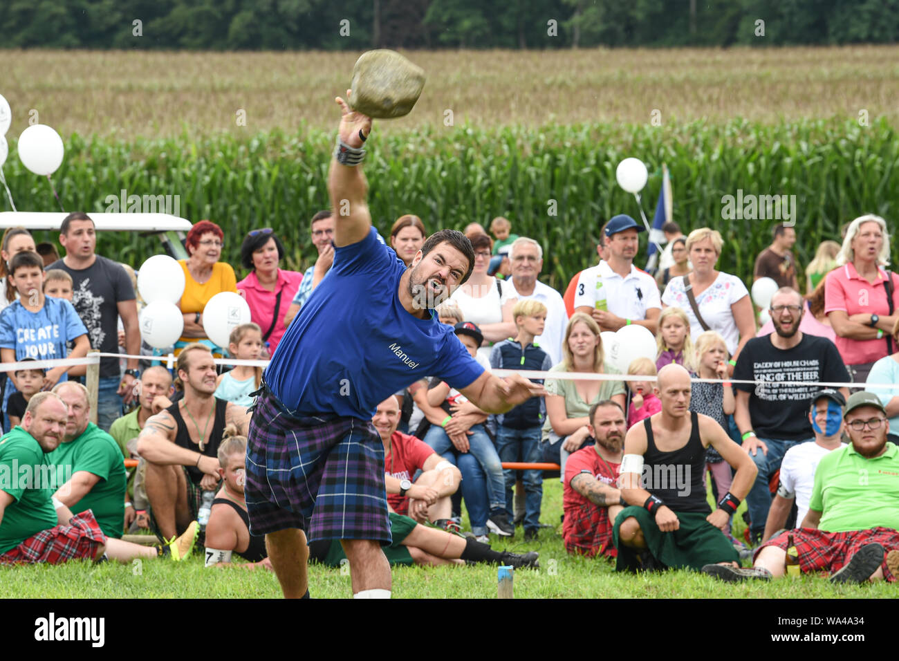 Wilhelmskirch, Germania. 17 Ago, 2019. Un partecipante del 'Oberschwäbischen Highländgames' getta una pietra intorno alla distanza migliore. Squadre di tutta la Germania meridionale si sono incontrati per mettere alla prova la loro resistenza a giochi. Credito: Felix Kästle/dpa/Alamy Live News Foto Stock