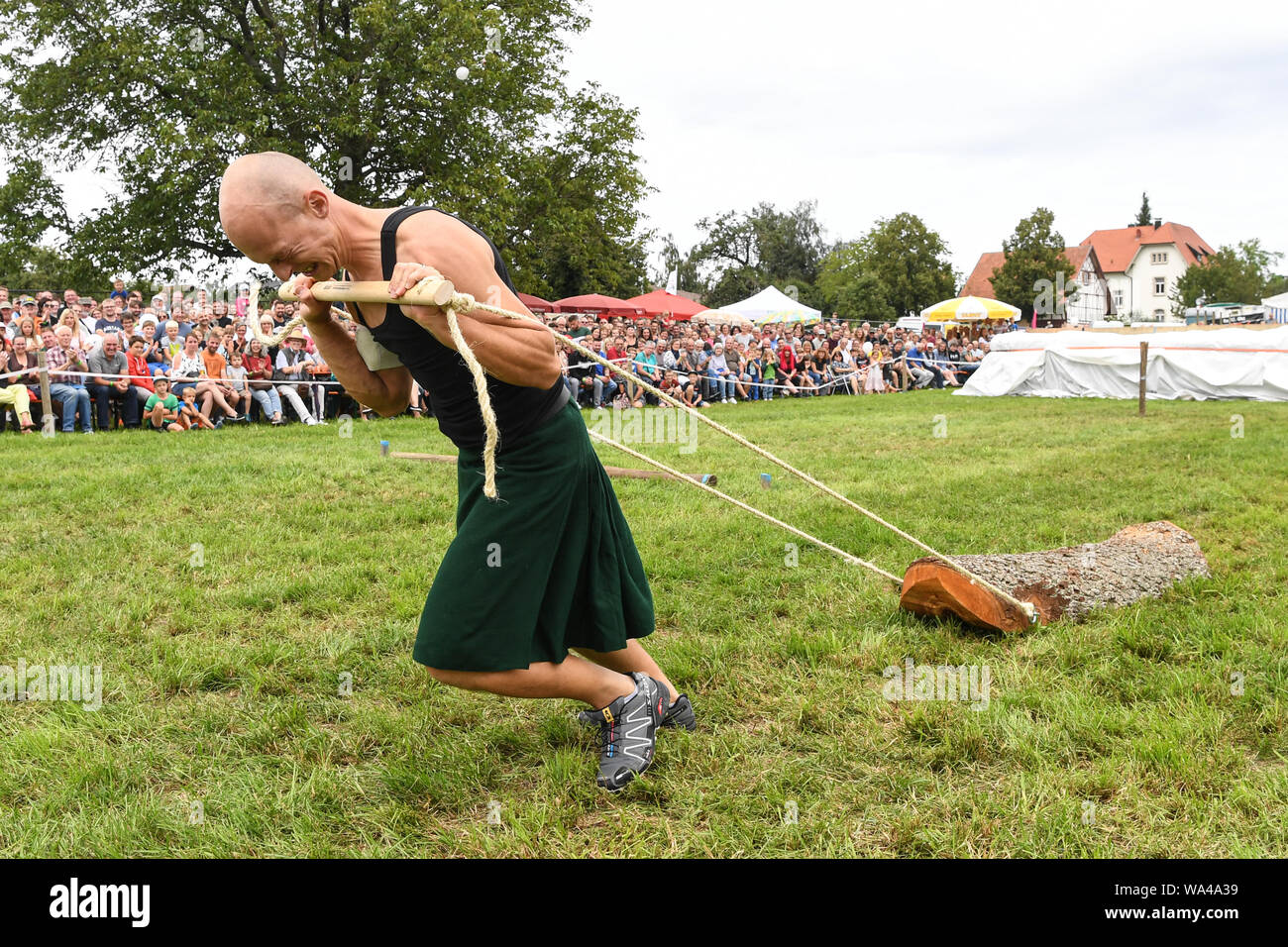 Wilhelmskirch, Germania. 17 Ago, 2019. Un partecipante del 'Oberschwäbischen Highländgames' tira un tronco di albero. Squadre di tutta la Germania meridionale si sono incontrati per mettere alla prova la loro resistenza a giochi. Credito: Felix Kästle/dpa/Alamy Live News Foto Stock