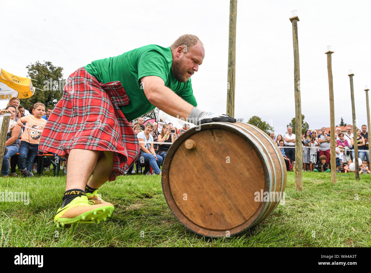 Wilhelmskirch, Germania. 17 Ago, 2019. Un partecipante del 'Oberschwäbischen Highländgames' rotoli una canna attraverso un corso di slalom. Squadre di tutta la Germania meridionale si sono incontrati per mettere alla prova la loro resistenza a giochi. Credito: Felix Kästle/dpa/Alamy Live News Foto Stock