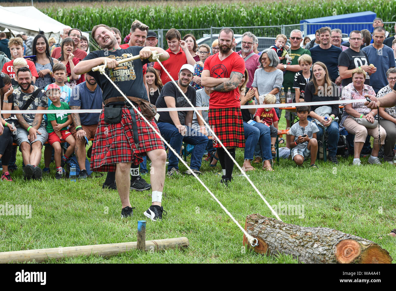 Wilhelmskirch, Germania. 17 Ago, 2019. Un partecipante del 'Oberschwäbischen Highländgames' tira un tronco di albero. Squadre di tutta la Germania meridionale si sono incontrati per mettere alla prova la loro resistenza a giochi. Credito: Felix Kästle/dpa/Alamy Live News Foto Stock