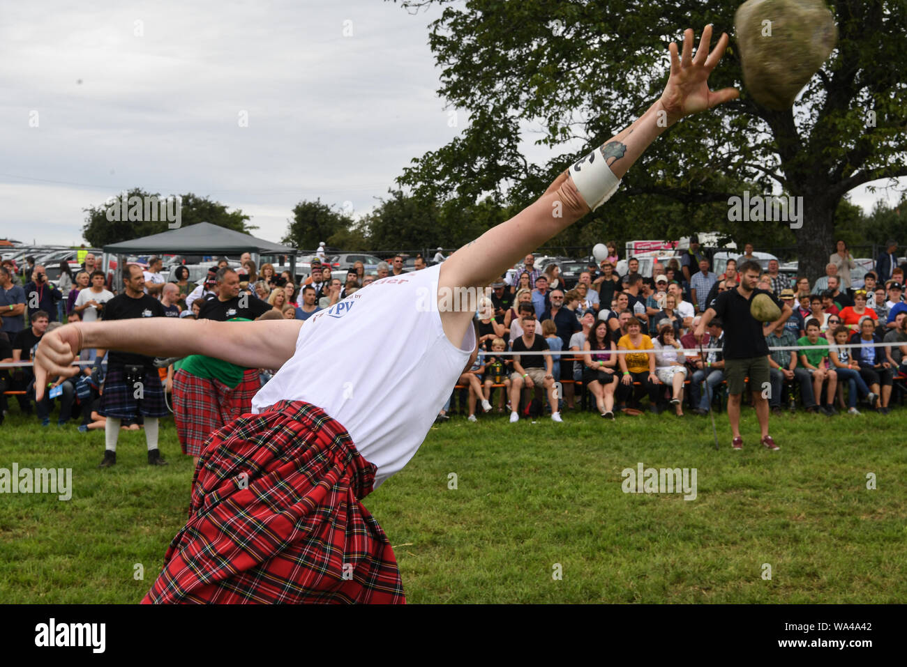 Wilhelmskirch, Germania. 17 Ago, 2019. Un partecipante del 'Oberschwäbischen Highländgames' getta una pietra intorno alla distanza migliore. Squadre di tutta la Germania meridionale si sono incontrati per mettere alla prova la loro resistenza a giochi. Credito: Felix Kästle/dpa/Alamy Live News Foto Stock
