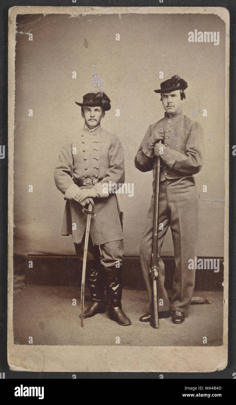 Fratelli James McHenry Howard (1838-1916), primo Maryland fanteria, C.S.A. con la spada (sinistra) e Pvt. David Ridgely Howard (1844-1927), Seconda Maryland fanteria, C.S.A con un fucile] / G.F. Maitland, successore di J. Inglis, San Catharines Foto Stock