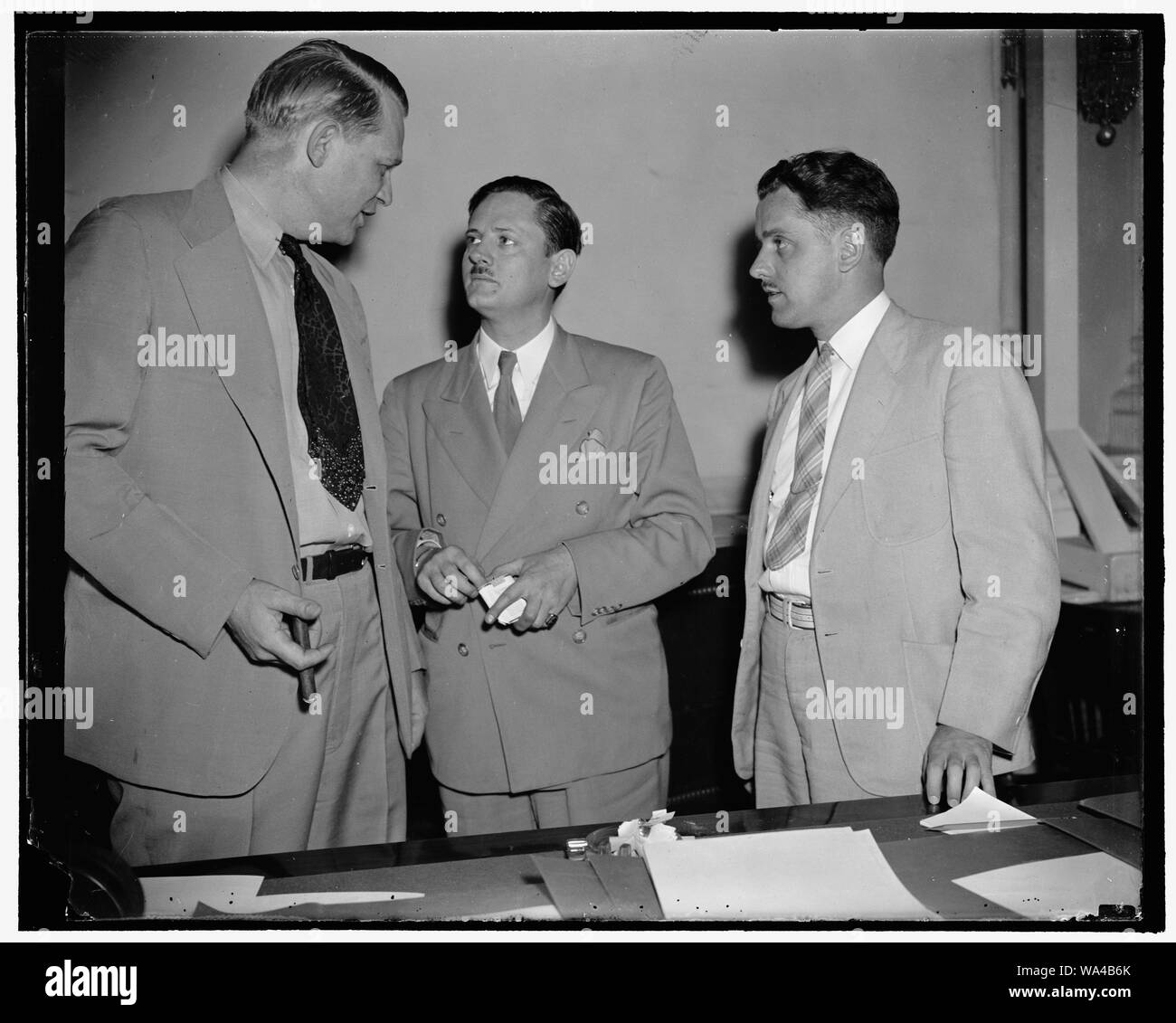 Fratelli primi testimoni prima del Congresso Comitato studiando un-American attività. Washington, 12 agosto. Due fratelli di Chicago, James J. (destra) e John Metcalfe, (centro) primi testimoni davanti la casa speciale Commissione indagando Un-American attività, sono raffigurati con sost. Martin muore, Presidente. Entrambe dichiarate il tedesco-americana bund esercita una potente influenza sulla tedeschi in questo paese. John, un ex giornale [l'uomo] Ma ora un investigatore per il comitato e James, un reporter di Chicago, hanno guadagnato il loro informazioni unendo il buned sotto nomi assunta, 8/12/ Foto Stock