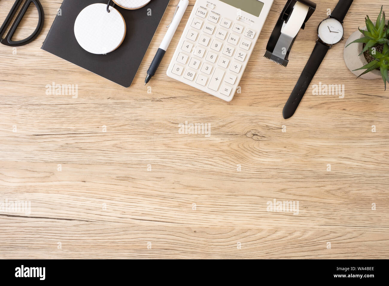 Vista superiore articoli di cancelleria sul tavolo di legno con spazio copia.studente roba sul concetto desk.education Foto Stock