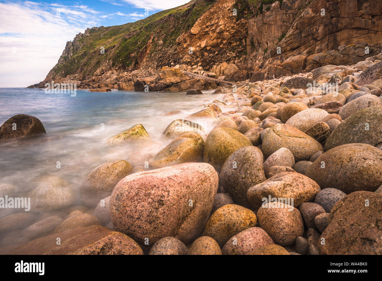 Porth Nanven è una grotta rocciosa vicino Land's End, Cornwall, Inghilterra. Regno Unito. Foto Stock