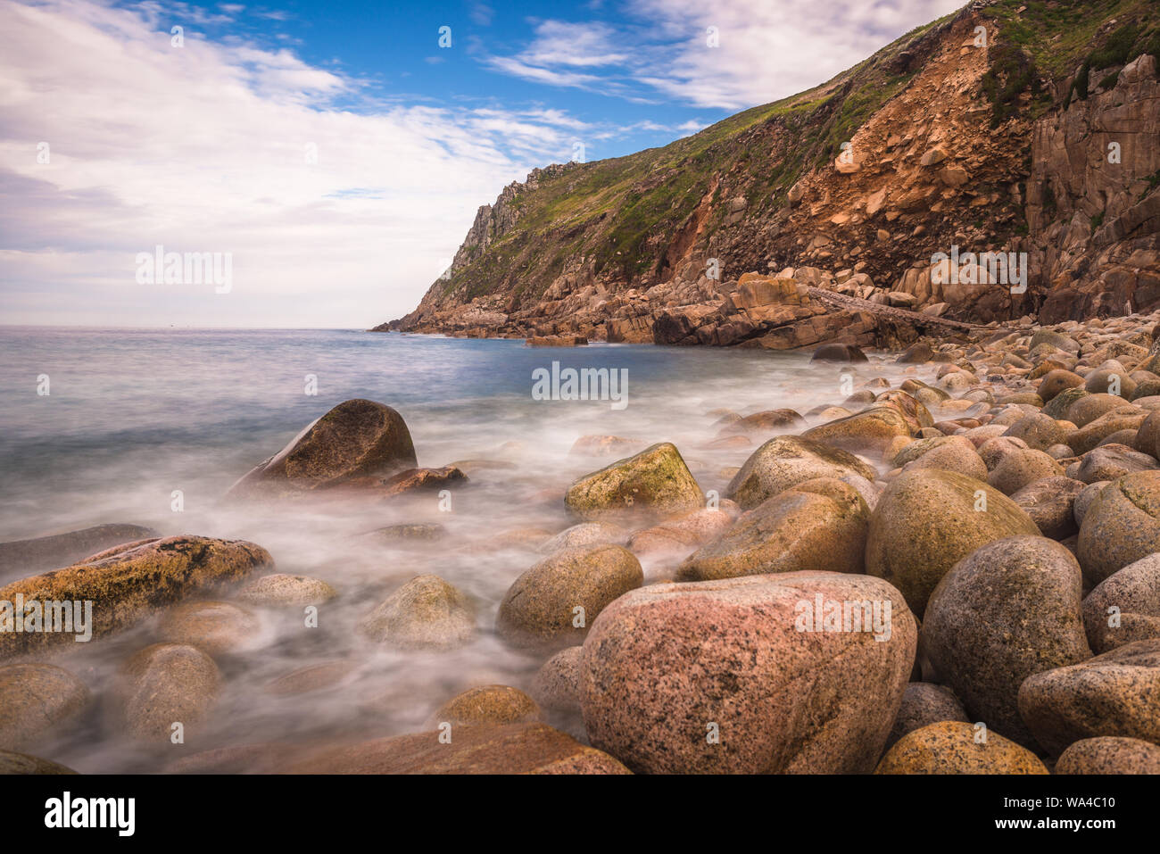 Porth Nanven è una grotta rocciosa vicino Land's End, Cornwall, Inghilterra. Regno Unito. Foto Stock