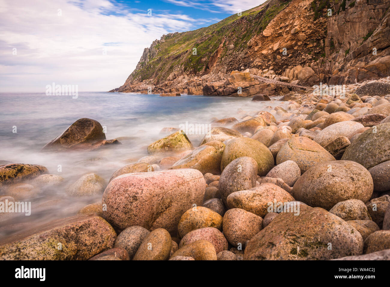 Porth Nanven è una grotta rocciosa vicino Land's End, Cornwall, Inghilterra. Regno Unito. Foto Stock