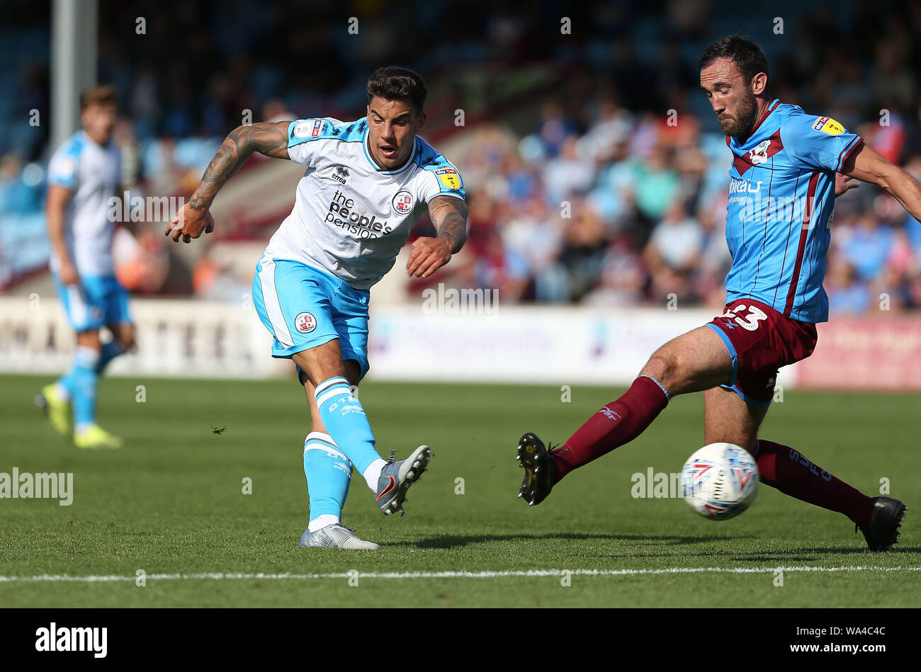 Scunthorpe, Regno Unito. 17 Ago, 2019. Crawley Town Reece Grego-Cox germogli durante il Cielo lega Bet One match tra Scunthorpe United e Crawley Town al Sands Venue Stadium di Scunthorpe. Il 17 agosto 2019. Credito: teleobiettivo con immagini/Alamy Live News Foto Stock